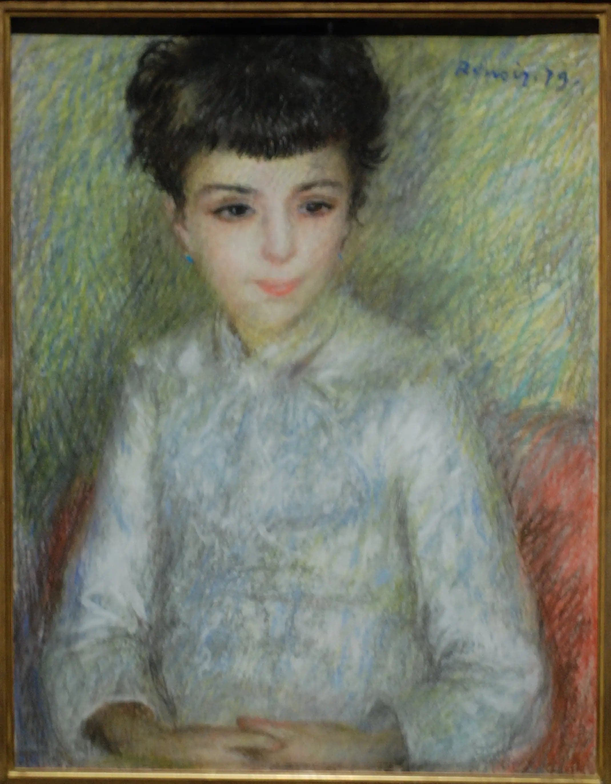 Portrait of a young brunette girl, sitting with her hands crossed - Pierre